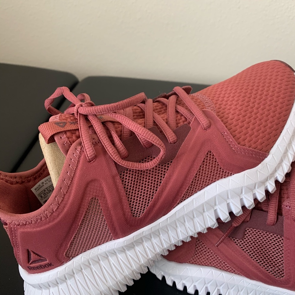 SOLD Size 8 Reebok Lightweight Training Shoes - Picture 2 of 13